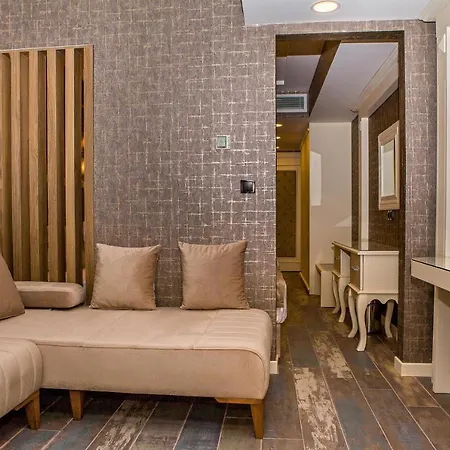 Hotel The Lea & *